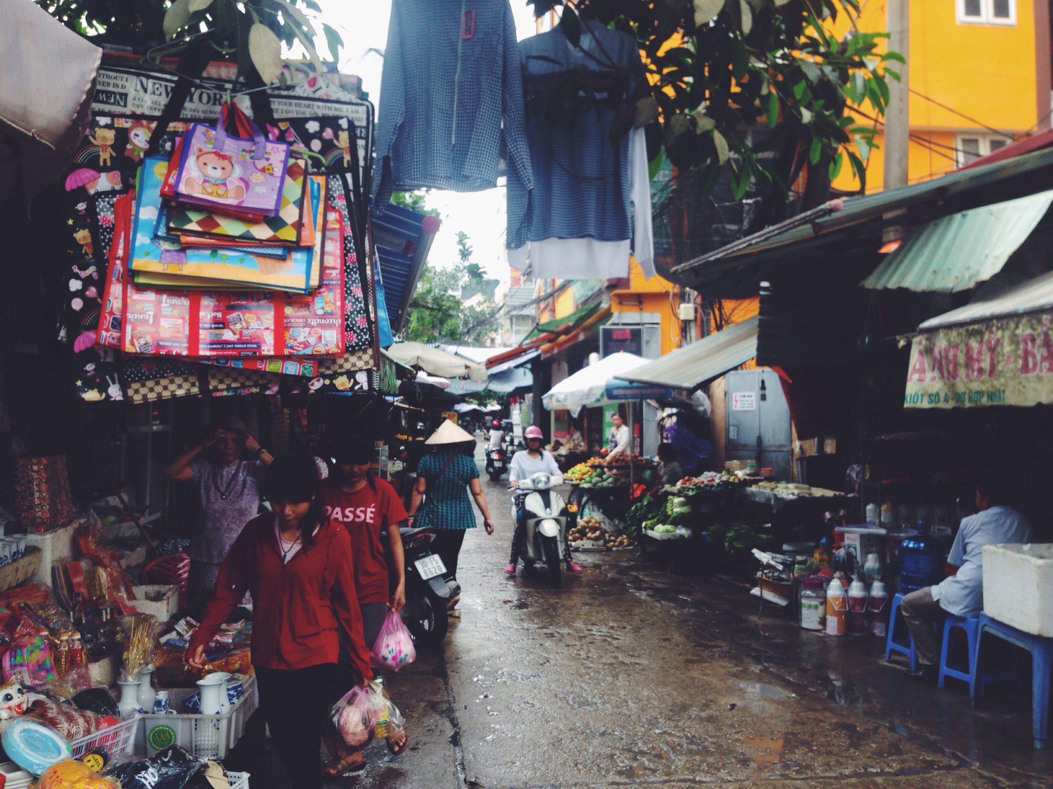 street markets in Hanoi vietnam