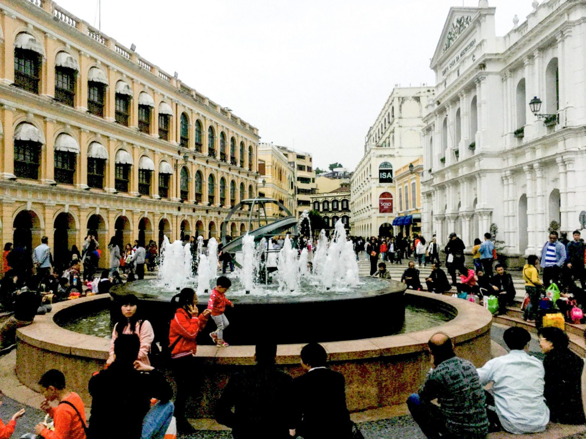 Fountain and Senado Square Macau full of people