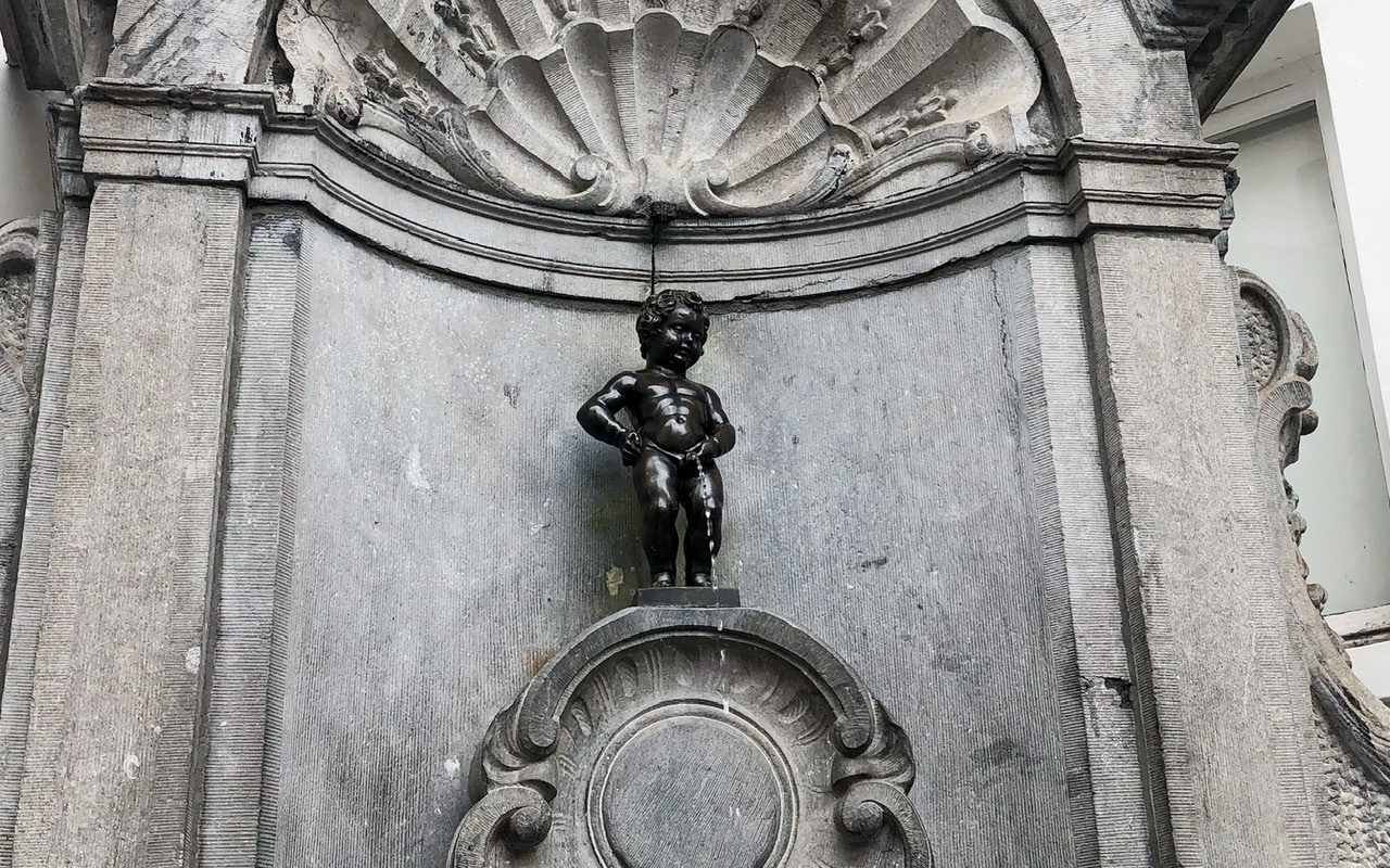 Fountain statue of a small boy peeing in Brussels
