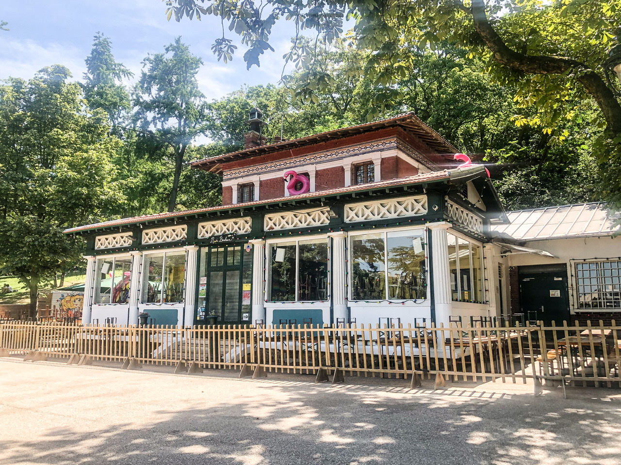 Exterior of Rosa Bonheur cafe in Parc des Buttes-Chaumont