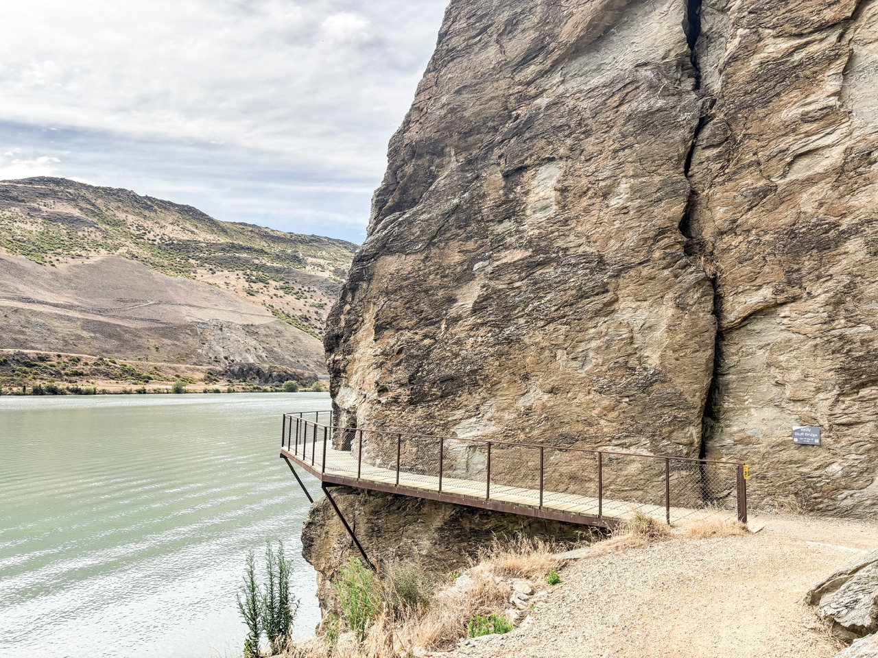 Reilly Bluff Bridge around a rockface on Lake Dunstan Cycle Trail